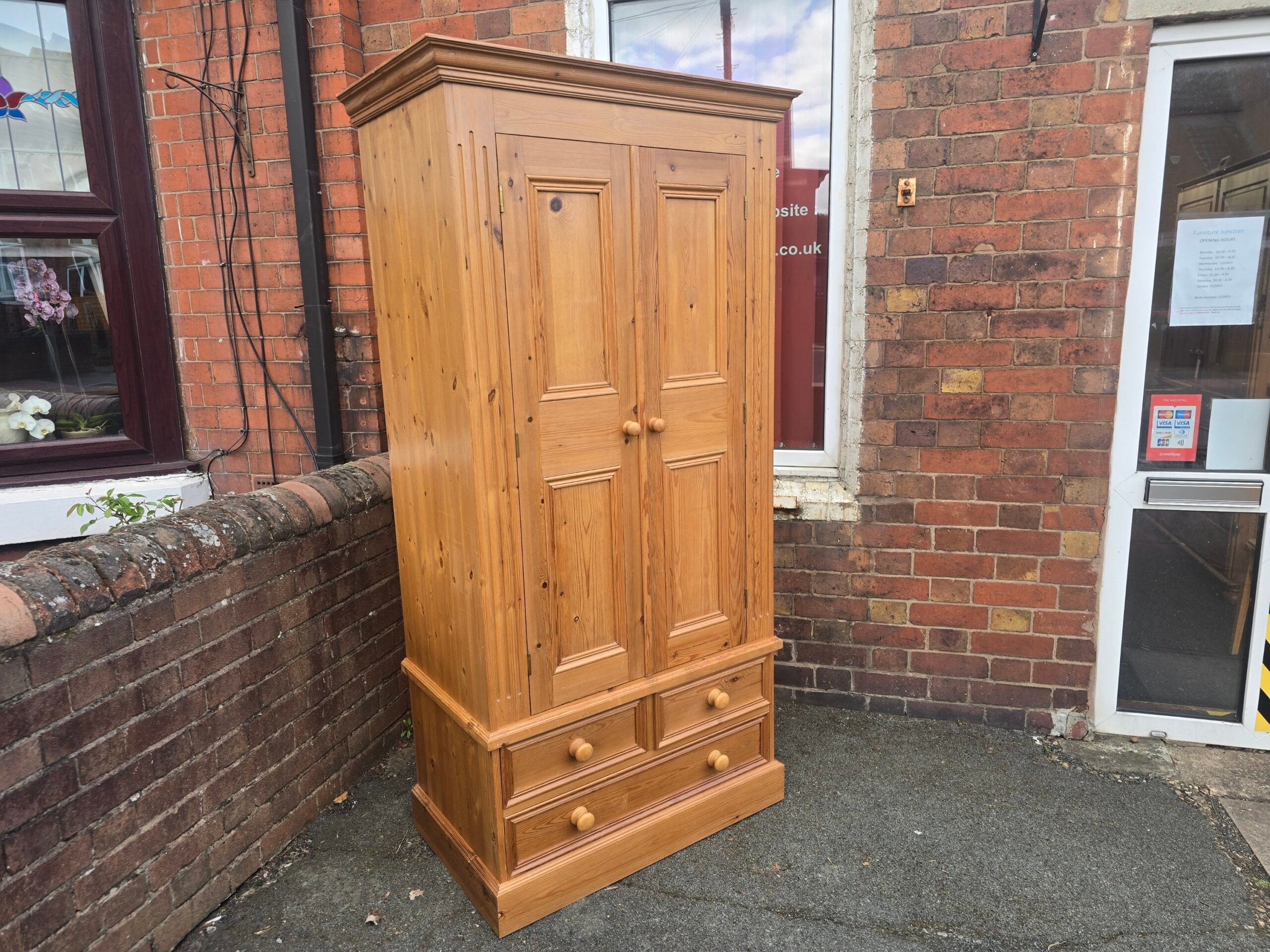 Wardrobe – Solid Pine / On Drawers